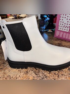 Rollda Collection women’s black n white boots Sz 10